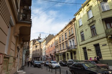 Lviv, Ukrayna - 08 Mar 2019 Lviv caddesi. Eski Lviv şehrinin sokakları ve mimarisi. Lviv şehri ve Lviv eski kasabası
