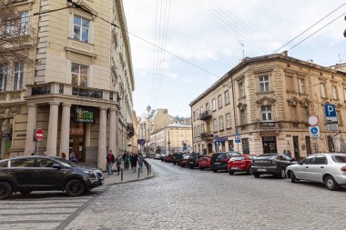 Lviv, Ukrayna - 08 Mar 2019 Lviv caddesi. Eski Lviv şehrinin sokakları ve mimarisi. Lviv şehri ve Lviv eski kasabası
