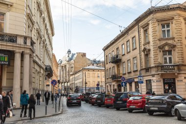 Lviv, Ukrayna - 08 Mar 2019 Lviv caddesi. Eski Lviv şehrinin sokakları ve mimarisi. Lviv şehri ve Lviv eski kasabası