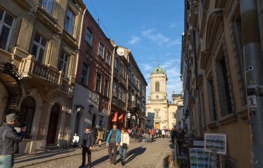 Lviv, Ukrayna - 08 Mar 2019 Lviv caddesi. Eski Lviv şehrinin sokakları ve mimarisi. Lviv şehri ve Lviv eski kasabası
