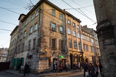 Lviv, Ukrayna - 08 Mar 2019 Lviv caddesi. Eski Lviv şehrinin sokakları ve mimarisi. Lviv şehri ve Lviv eski kasabası