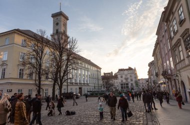 Lviv, Ukrayna - 08 Mar 2019 Lviv caddesi. Eski Lviv şehrinin sokakları ve mimarisi. Lviv şehri ve Lviv eski kasabası