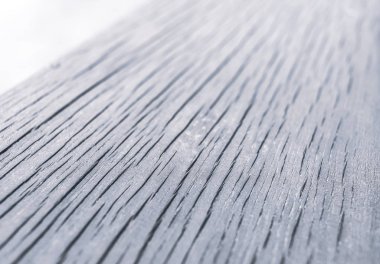 Masanın tahta yüzeyinde derin çatlaklar var. Derin çatlakları olan eski bir tahtaya yakın plan.