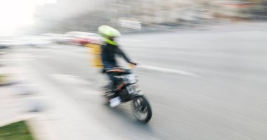 Yumuşak odaklı hareket yemek dağıtım kuryesinin bulanık görüntüsü yemek dağıtır. Uzun süre maruz kalma. Hareket bulanık resmi