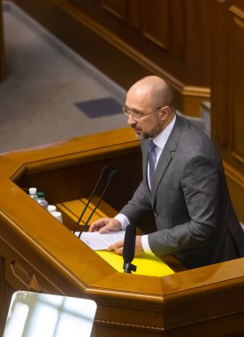Kyiv, Ukrayna - Mar. 04, 2020: Ukraynalı Verkhovna Rada 'nın oturumu sırasında Ukrayna' nın yeni Başbakanı Denis Schmigal