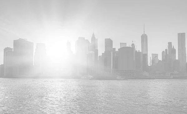 Vista Panorâmica Manhattan Através Rio Leste Imagem Tonalidade Cinza Claro — Fotografia de Stock