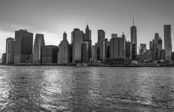 Panoramautsikt Över Manhattan Genom Östra Floden — Stockfoto