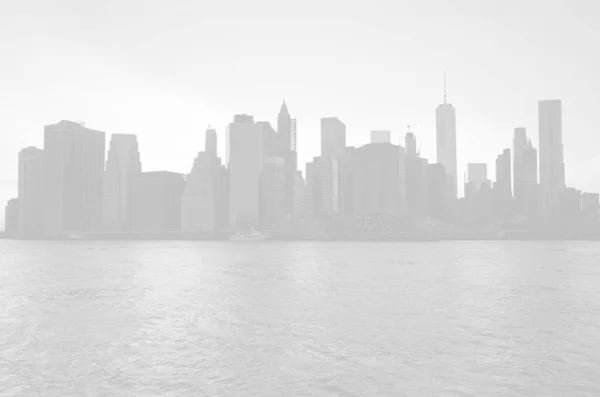 Panoramautsikt Över Manhattan Genom Östra Floden Bild Ljusgrå Tonalitet — Stockfoto