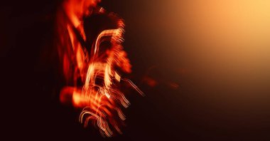 Caz müzik konsepti. Soyut hareket, sahnedeki saksafoncu görüntüsünü bulanıklaştırdı. Saksafoncu çıldırıyor. Moda neon renklerinde resim.