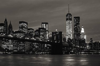 Geceleri Manhattan ve Brooklyn Köprüsü. Siyah ve beyaz resim