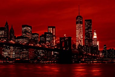 Geceleri Manhattan ve Brooklyn Köprüsü. Dramatik kırmızı renkte resim