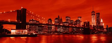 Geceleri Manhattan ve Brooklyn Köprüsü. Dramatik kırmızı renkte resim