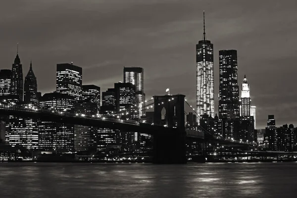 Geceleri Manhattan ve Brooklyn Köprüsü. Siyah ve beyaz resim