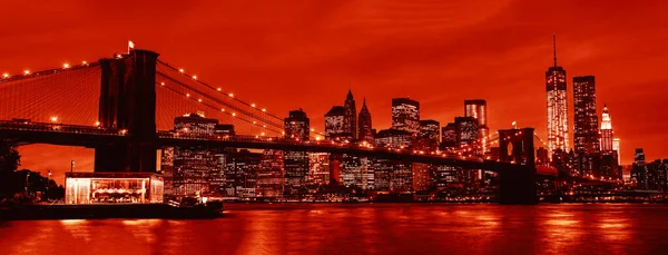 曼哈顿和布鲁克林大桥在晚上 戏剧化的红色图像 — 图库照片