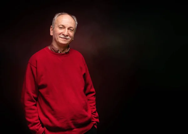 Retrato Estúdio Homem Idoso Uma Camisola Vermelha — Fotografia de Stock