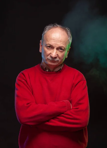 Retrato Estúdio Homem Idoso Uma Camisola Vermelha — Fotografia de Stock