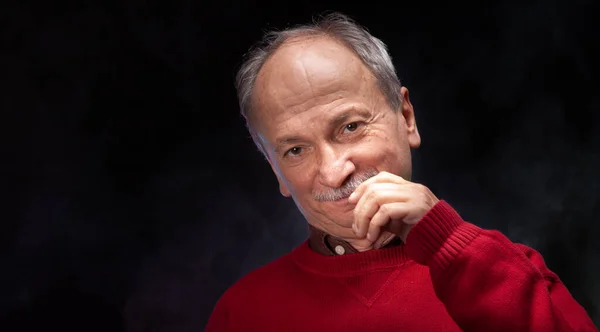 Retrato Estúdio Homem Idoso Uma Camisola Vermelha — Fotografia de Stock