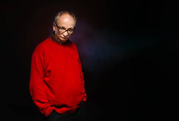 Retrato Estudio Anciano Con Gafas Suéter Rojo — Foto de Stock