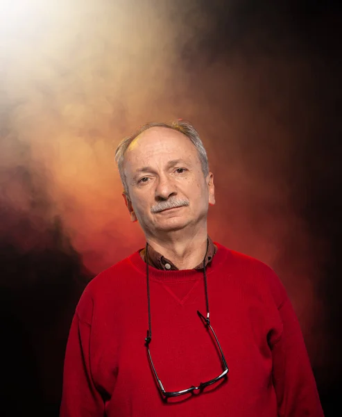 Retrato Estúdio Homem Idoso Com Óculos Uma Camisola Vermelha — Fotografia de Stock