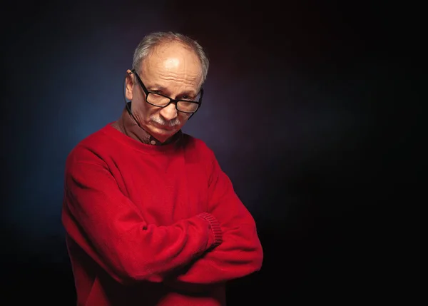 Studioporträt Eines Älteren Mannes Mit Brille Roten Pullover — Stockfoto