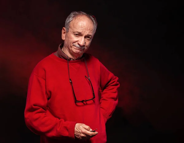 Retrato Estúdio Homem Idoso Com Óculos Uma Camisola Vermelha — Fotografia de Stock