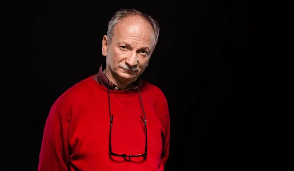 Retrato Estúdio Homem Idoso Com Óculos Uma Camisola Vermelha — Fotografia de Stock