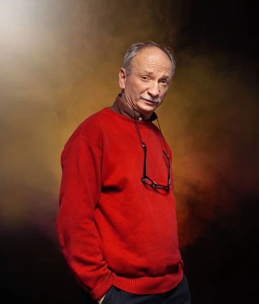 赤いセーターに眼鏡をかけた老人のスタジオの肖像画 — ストック写真