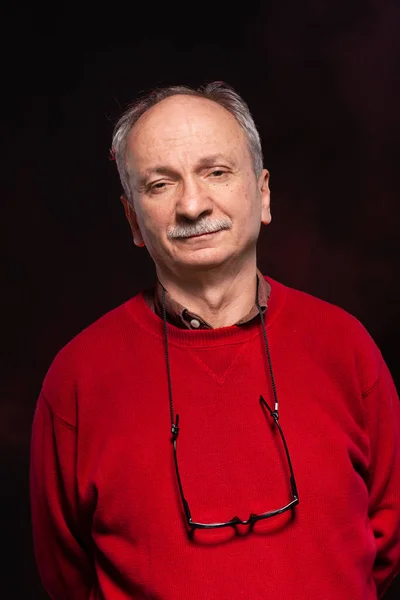 Portrait Studio Homme Âgé Avec Des Lunettes Dans Pull Rouge — Photo