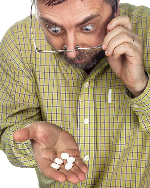医学和健康概念 手里拿着白底药丸的老人 老头子想吃药丸 — 图库照片