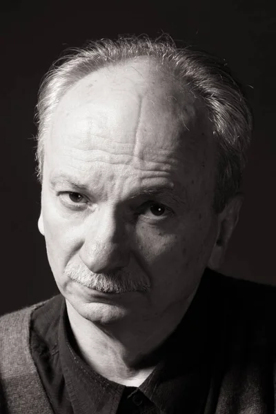 Studio Portrait Elderly Tired Man Dark Background Looks Skeptical — Stock Photo, Image