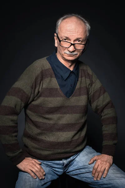 Retrato Anciano Cansado Sobre Fondo Oscuro Parece Escéptico —  Fotos de Stock