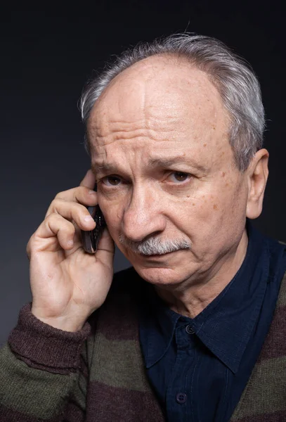 Studio Portrait Elderly Tired Man Dark Background Talking Cell Phone — Stock Photo, Image