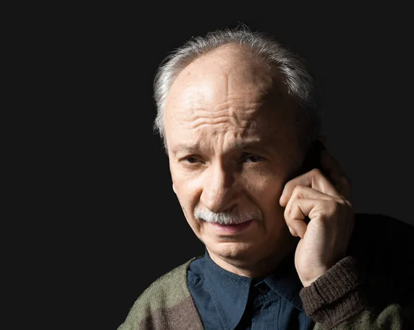 Retrato Estúdio Homem Idoso Cansado Fundo Escuro Falar Num Telemóvel — Fotografia de Stock