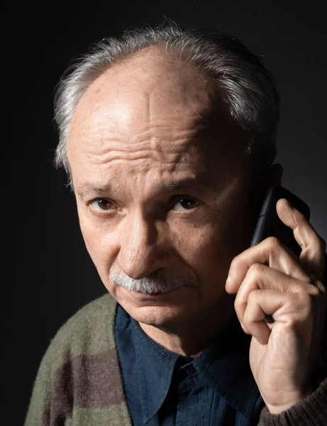 Studio Portret Starszego Zmęczonego Mężczyzny Ciemnym Tle Rozmawianie Przez Telefon — Zdjęcie stockowe