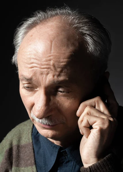 Studio Portret Starszego Zmęczonego Mężczyzny Ciemnym Tle Rozmawianie Przez Telefon — Zdjęcie stockowe