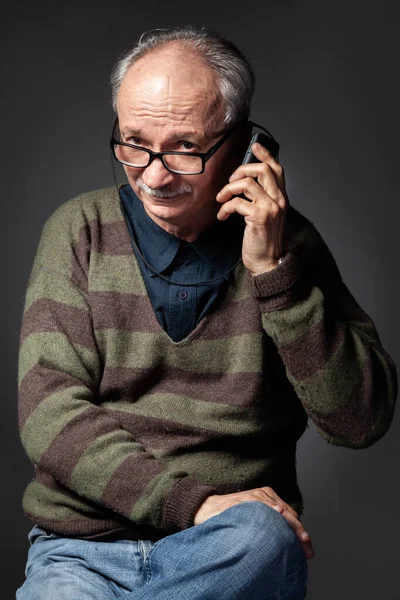 Studio Portrait Elderly Tired Man Dark Background Talking Cell Phone — Stock Photo, Image