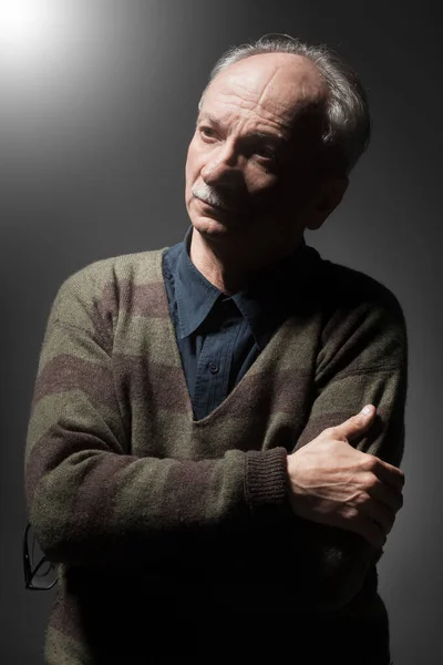 Karanlık Bir Arka Planda Yaşlı Yorgun Bir Adamın Stüdyo Portresi — Stok fotoğraf