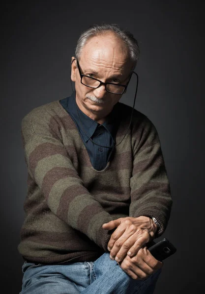 Studio Portrait Elderly Tired Man Dark Background Looks Skeptical — Stock Photo, Image