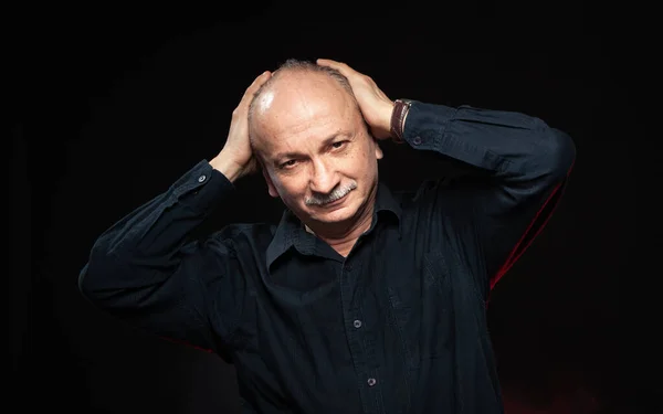 Viejo Macho Retrato Anciano Emocional Sobre Fondo Oscuro Estudio — Foto de Stock