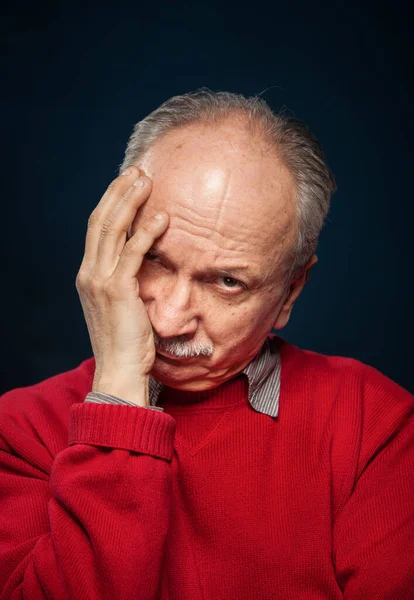恥ずかしがり屋で怒っている老人が頭に手を差し出している スタジオの暗い背景に高齢者の感情的な男の肖像画 — ストック写真