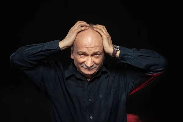 Viejo Macho Retrato Anciano Emocional Sobre Fondo Oscuro Estudio — Foto de Stock