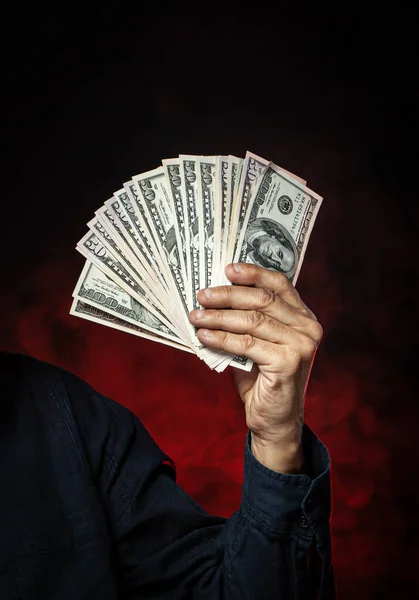 Männer Mit Einem Fan Von Dollarscheinen Auf Dunklem Hintergrund — Stockfoto
