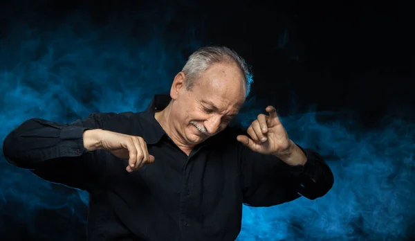 Viejo Macho Retrato Anciano Emocional Sobre Fondo Oscuro Estudio —  Fotos de Stock