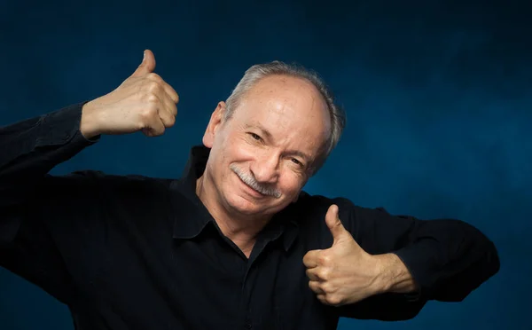 Velho Macho Retrato Homem Emocional Idoso Fundo Escuro Estúdio — Fotografia de Stock