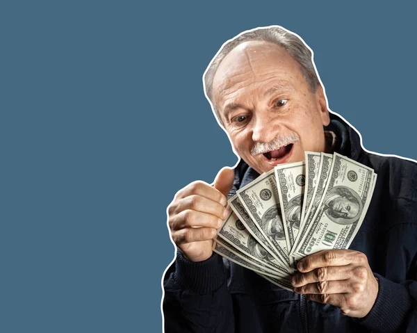 老先生手里拿着一堆钱 一个兴奋的老人的画像 快乐的老人拿着美元钞票 带复制空间的杂志风格拼贴 — 图库照片
