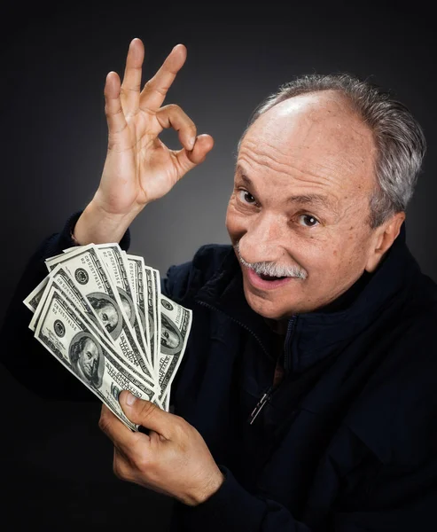 老先生手里拿着一堆钱 一个兴奋的老人的画像 快乐的老人拿着美元钞票 — 图库照片