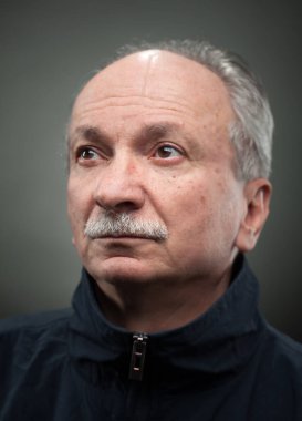 Son sınıf öğrencisinin portresi. Yaşlı bunak, ciddi bir yüz ifadesi portresi çek.