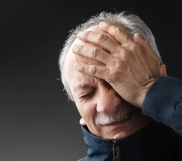 Πορτρέτο Ενός Ηλικιωμένου Πονοκέφαλο Γέρος Λοίμωξη Και Υψηλή Θερμοκρασία — Φωτογραφία Αρχείου