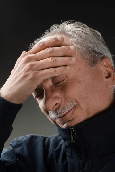 頭痛のある老人の肖像画 感染症で高温の老人 — ストック写真