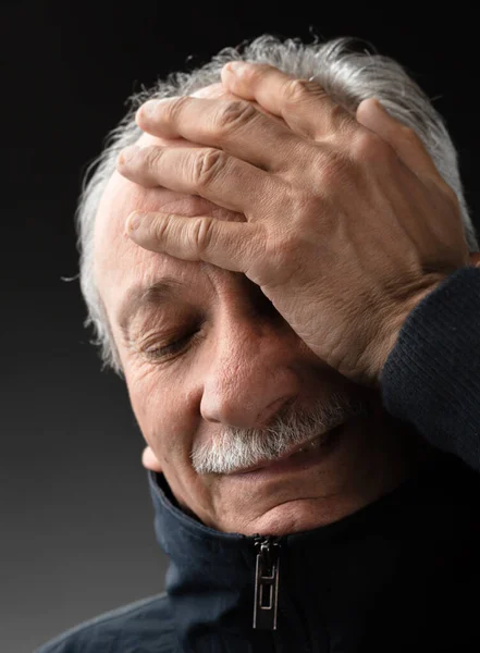 Retrato Anciano Con Dolor Cabeza Viejo Con Infección Alta Temperatura —  Fotos de Stock